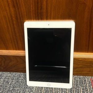 Apple IPad 5th Generation Silver